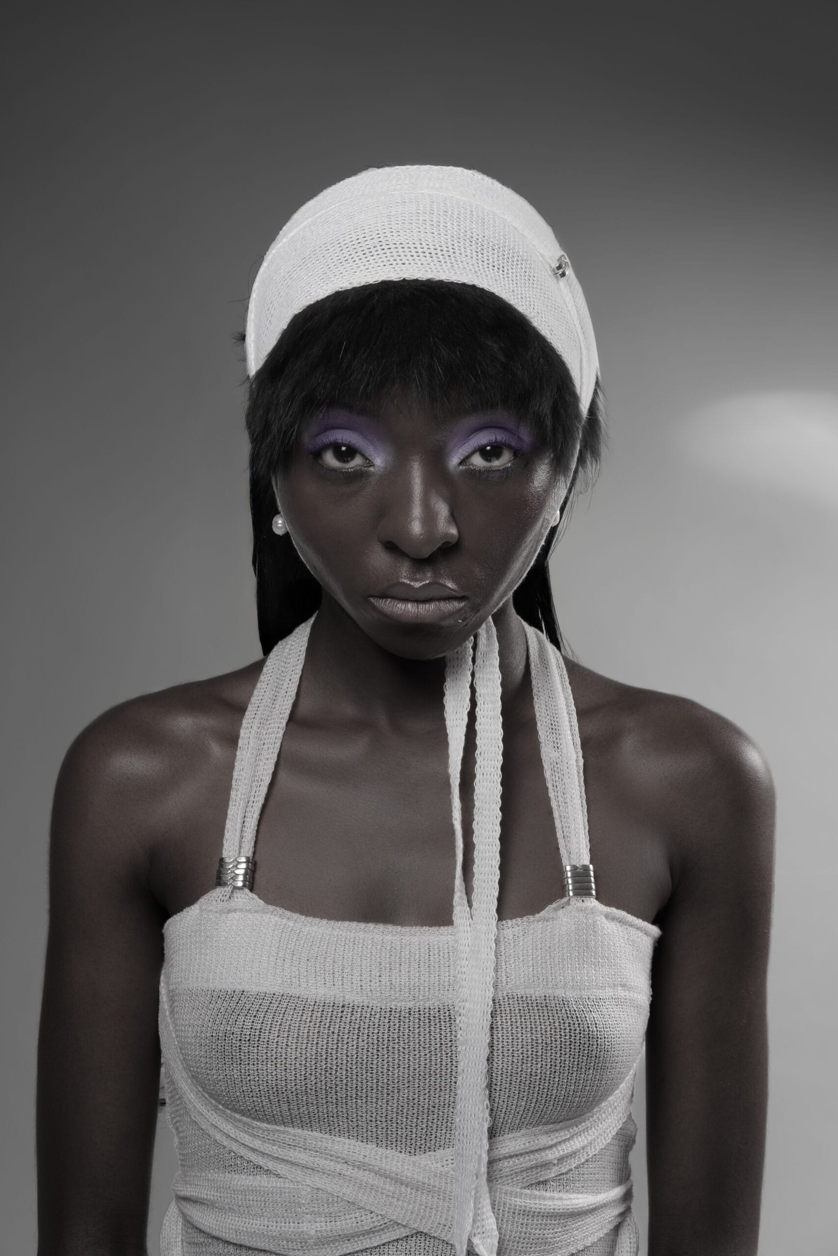 Crédits photos : Julian Succo femme avec des boucles d'oreille en perle et en argent Fairmined