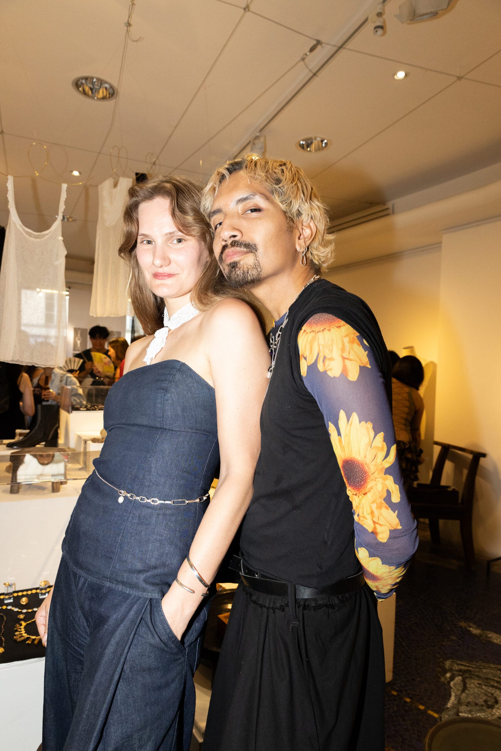 Femme en cage style et bijoux en argent fairmined et or