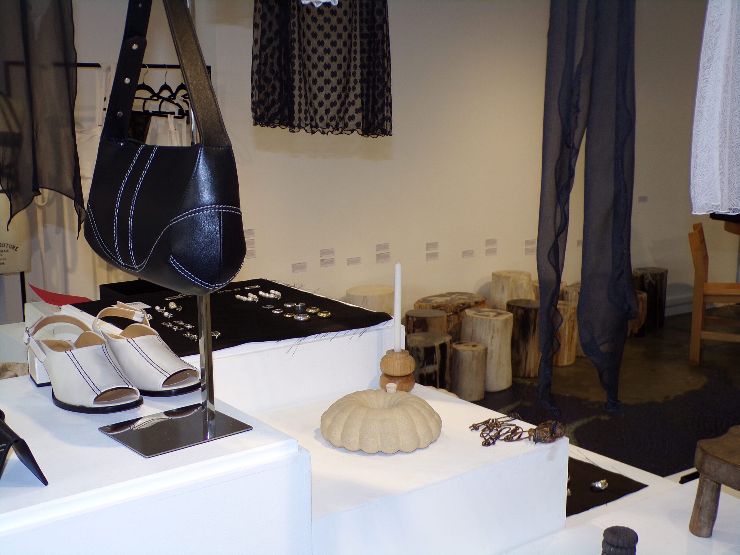 deux femmes avec bijoux en argent et or labelisé fairmined