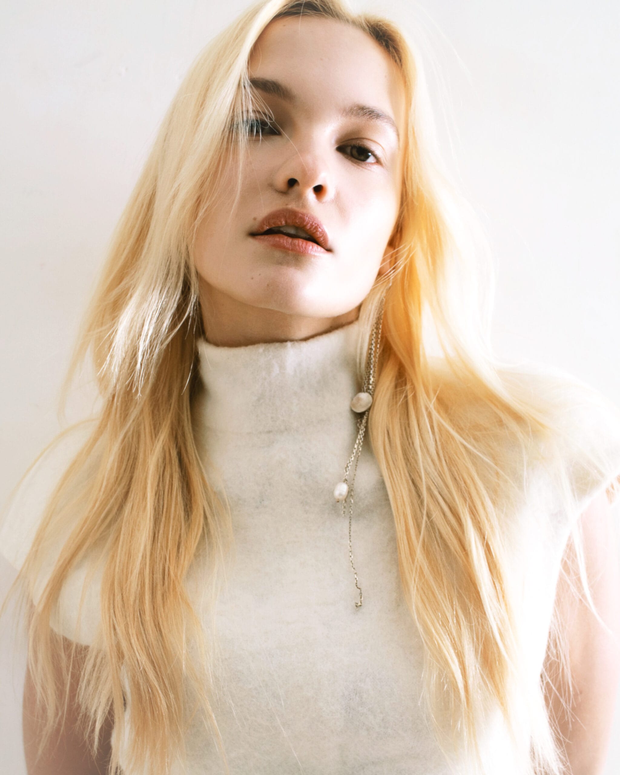 Femme de plain pied profil et bijoux en argent lablisé fairmined