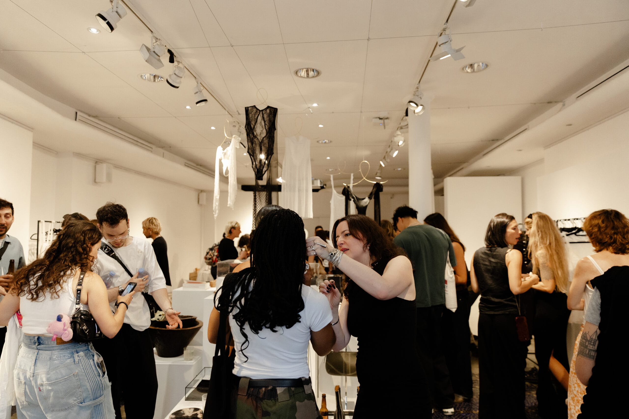 deux femmes avec bijoux en argent et or labelisé fairmined