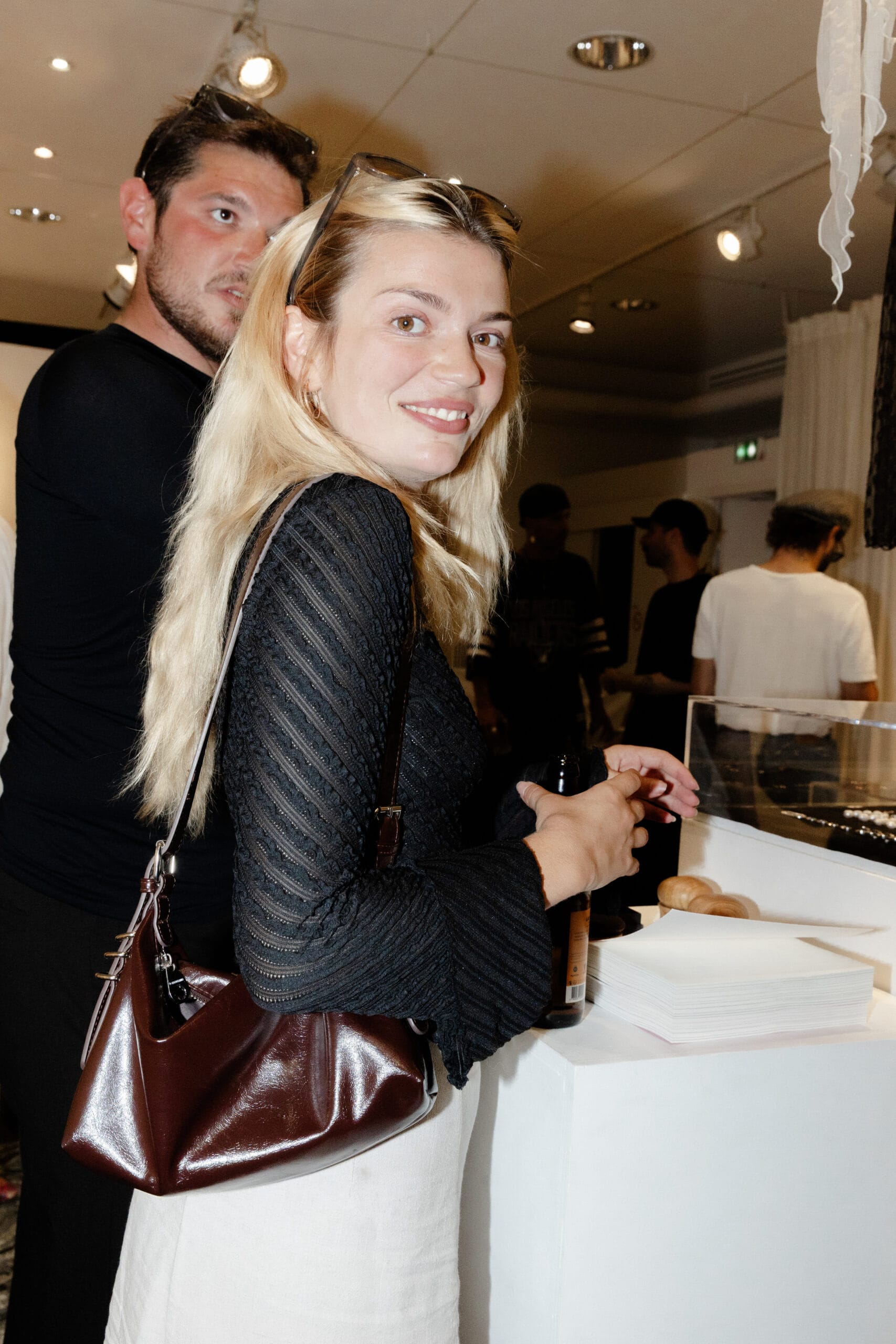 Femme de plain pied profil et bijoux en argent lablisé fairmined