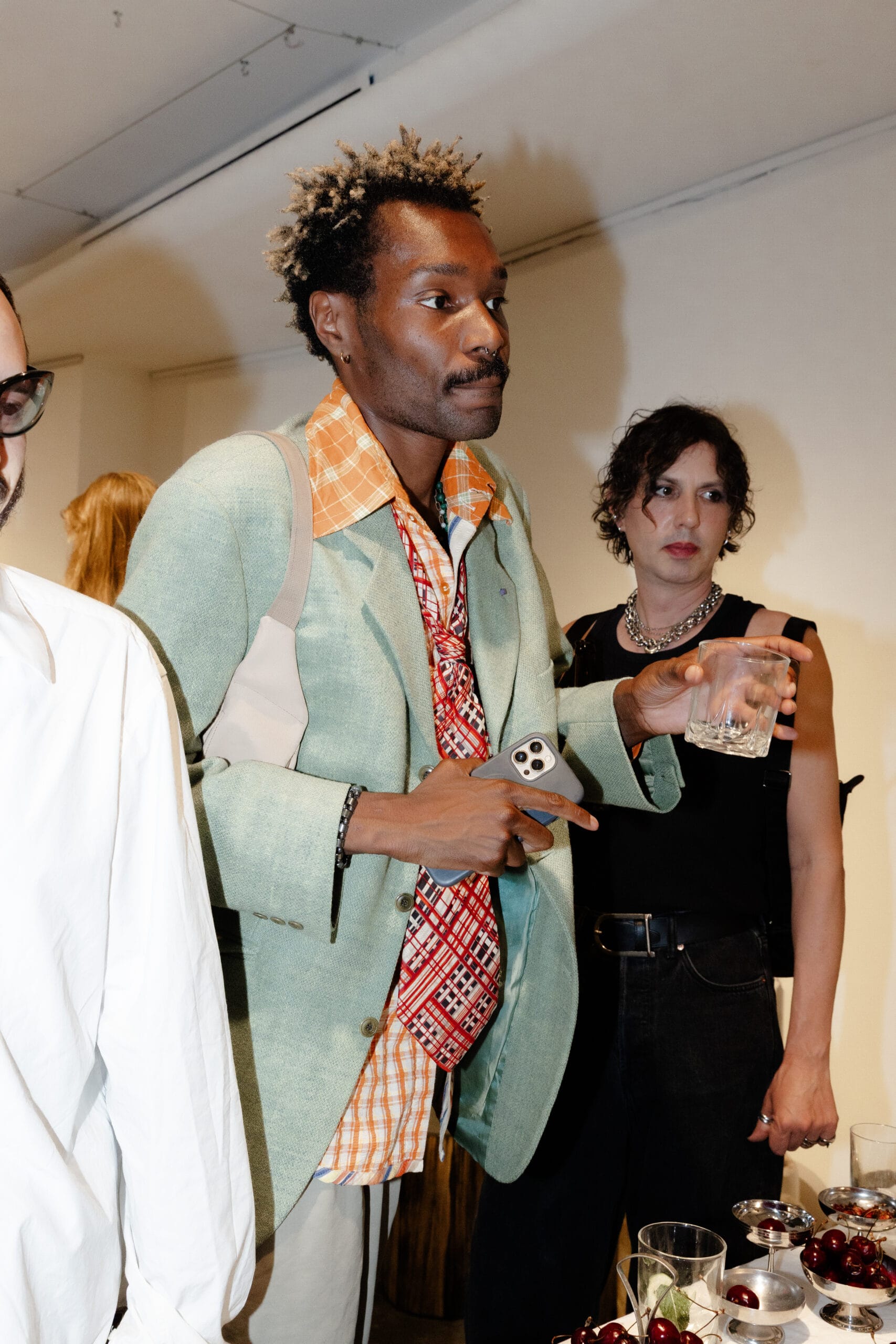 Femme de plain pied profil et bijoux en argent lablisé fairmined