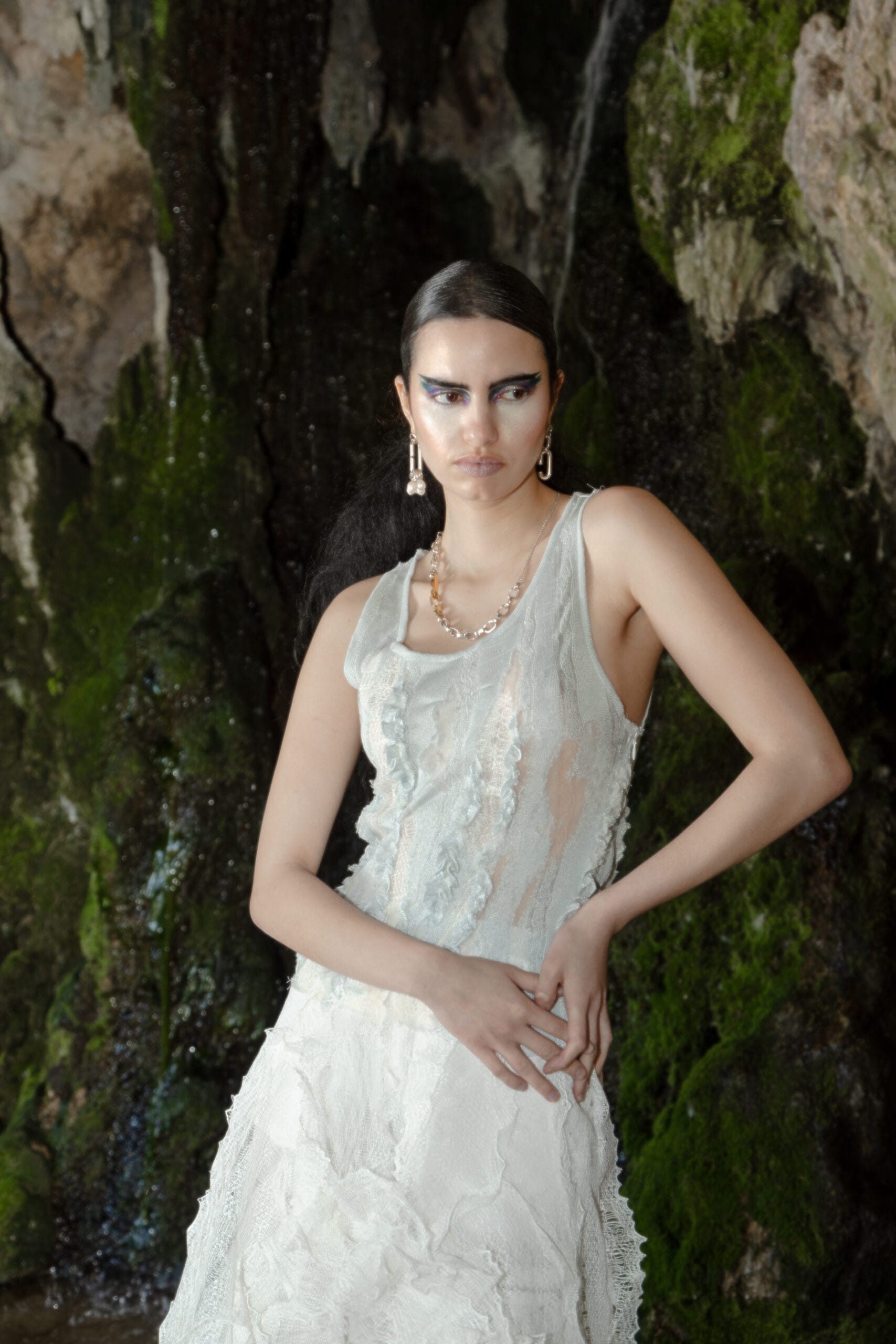 femme de face avec bijoux mona margaux en argent fairmined