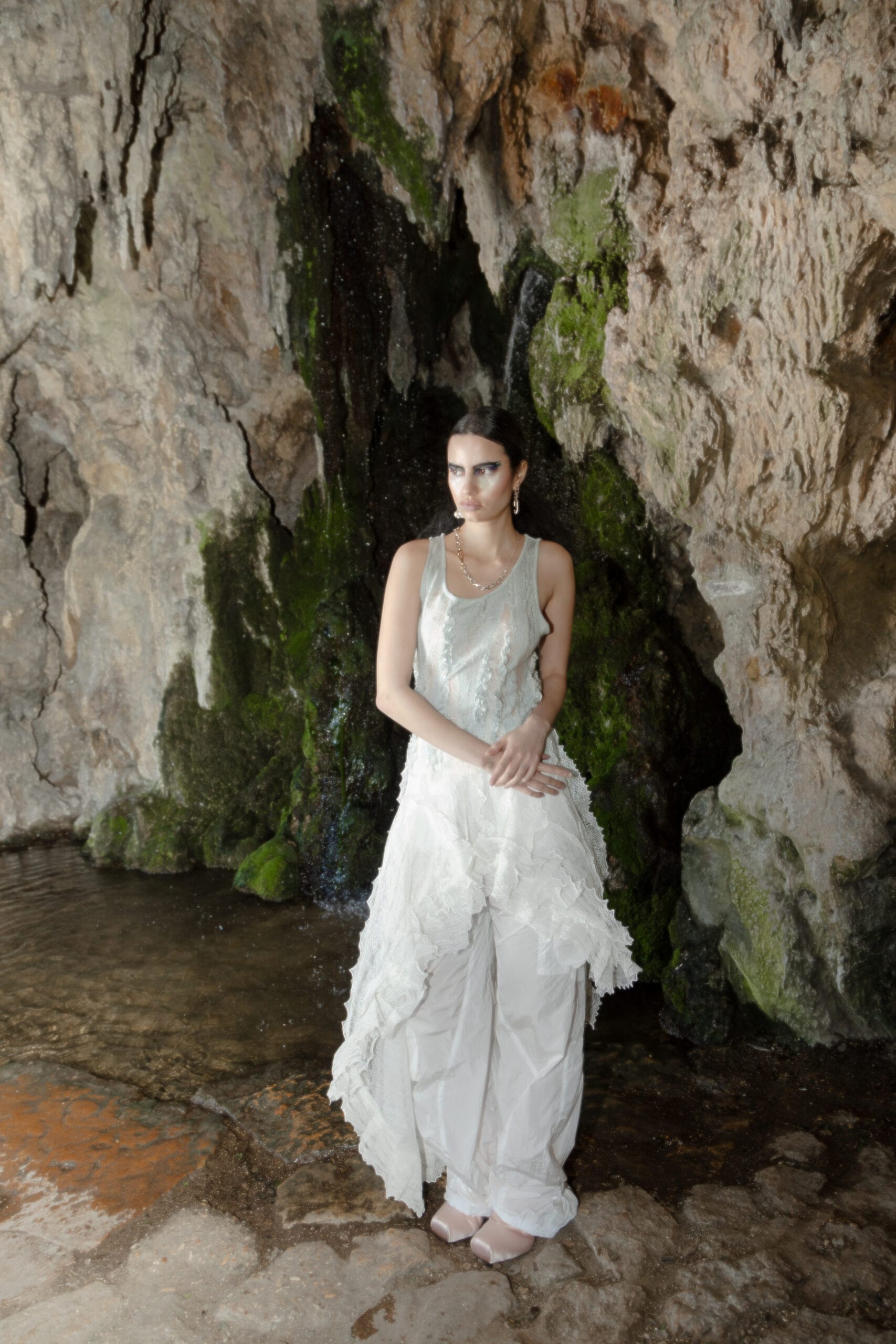 femme de face avec bijoux mona margaux en argent fairmined