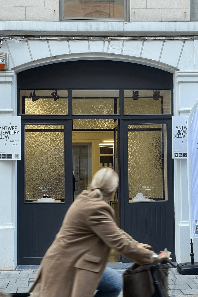 femme de face avec bijoux mona margaux en argent fairmined