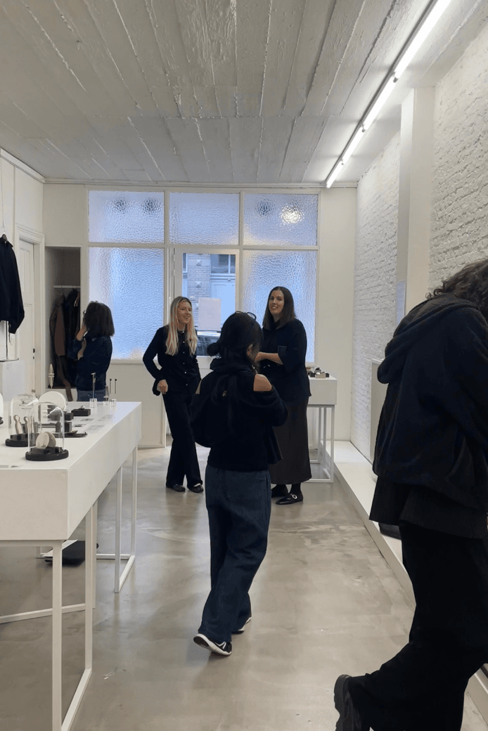 femme de face avec bijoux mona margaux en argent fairmined