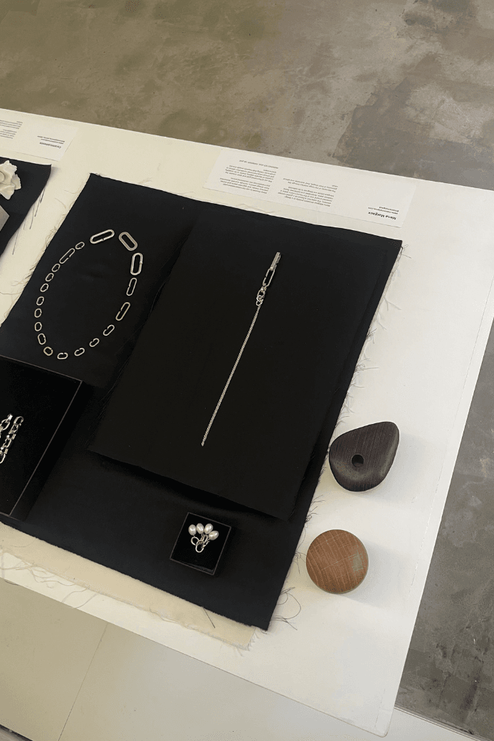 femme de face avec bijoux mona margaux en argent fairmined