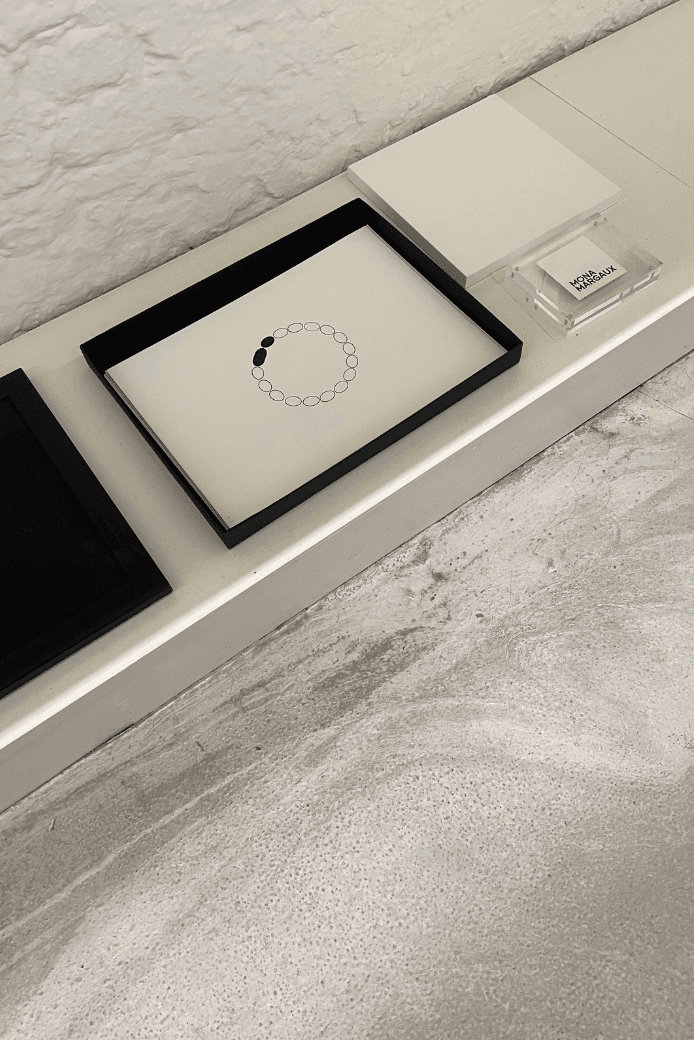 femme de face avec bijoux mona margaux en argent fairmined