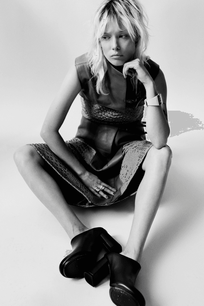 femme de face avec bijoux mona margaux en argent fairmined