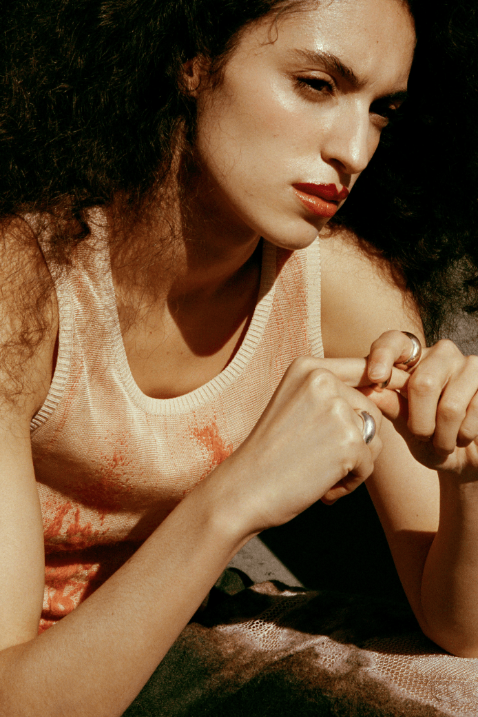 femme de face avec bijoux mona margaux en argent fairmined