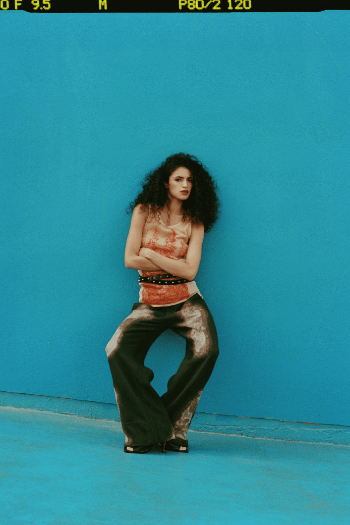 femme de face avec bijoux mona margaux en argent fairmined