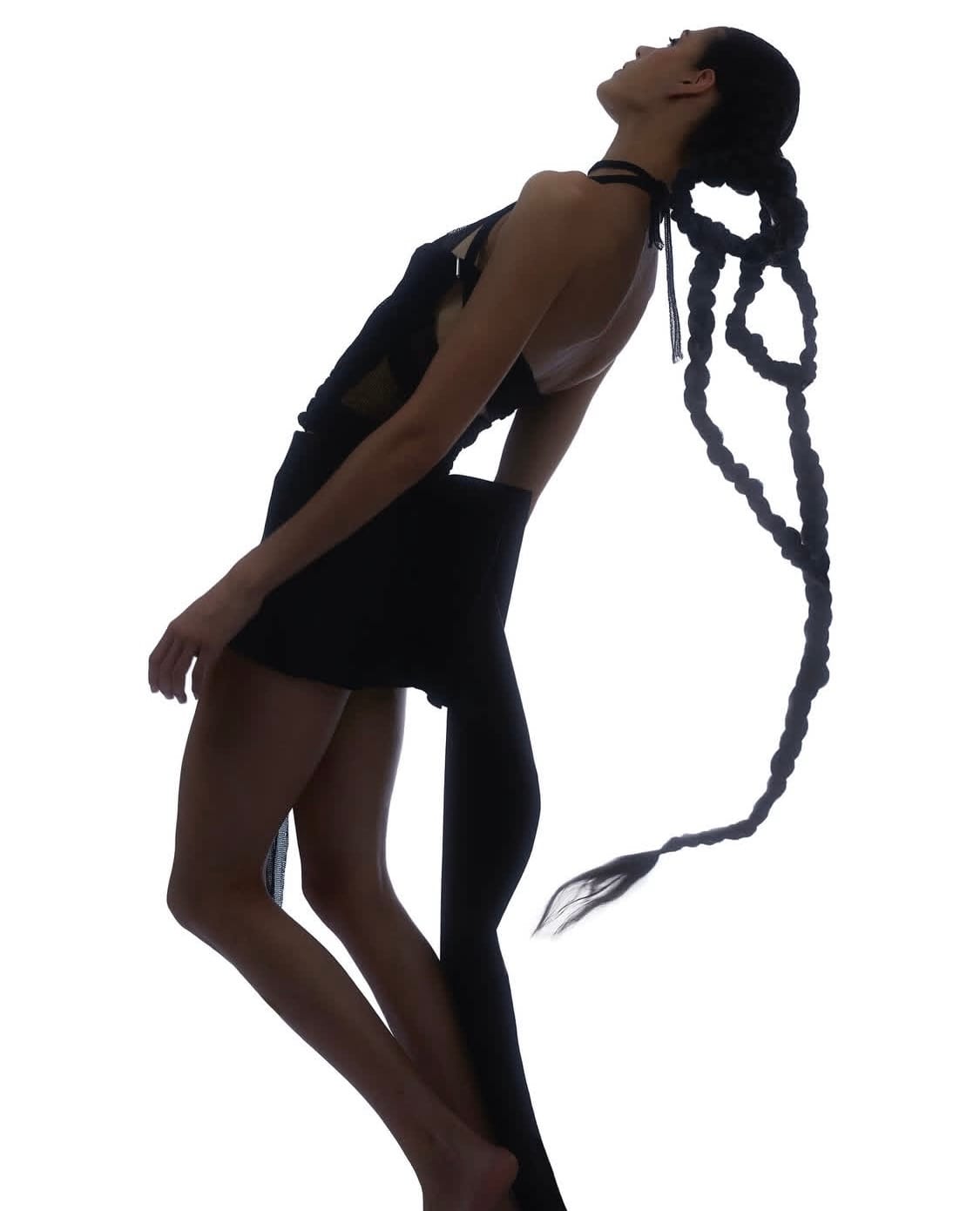 femme de face avec bijoux mona margaux en argent fairmined