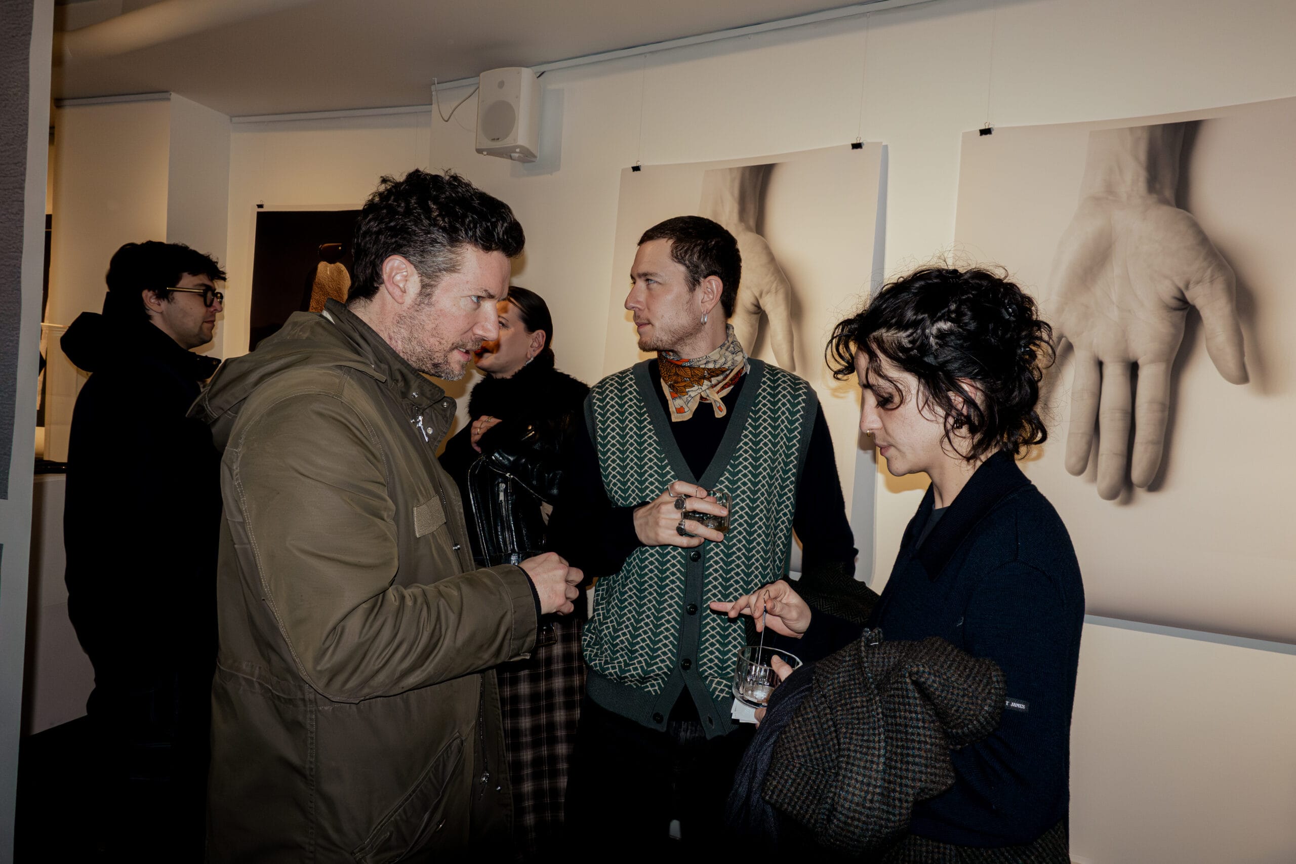 deux femmes avec bijoux en argent et or labelisé fairmined