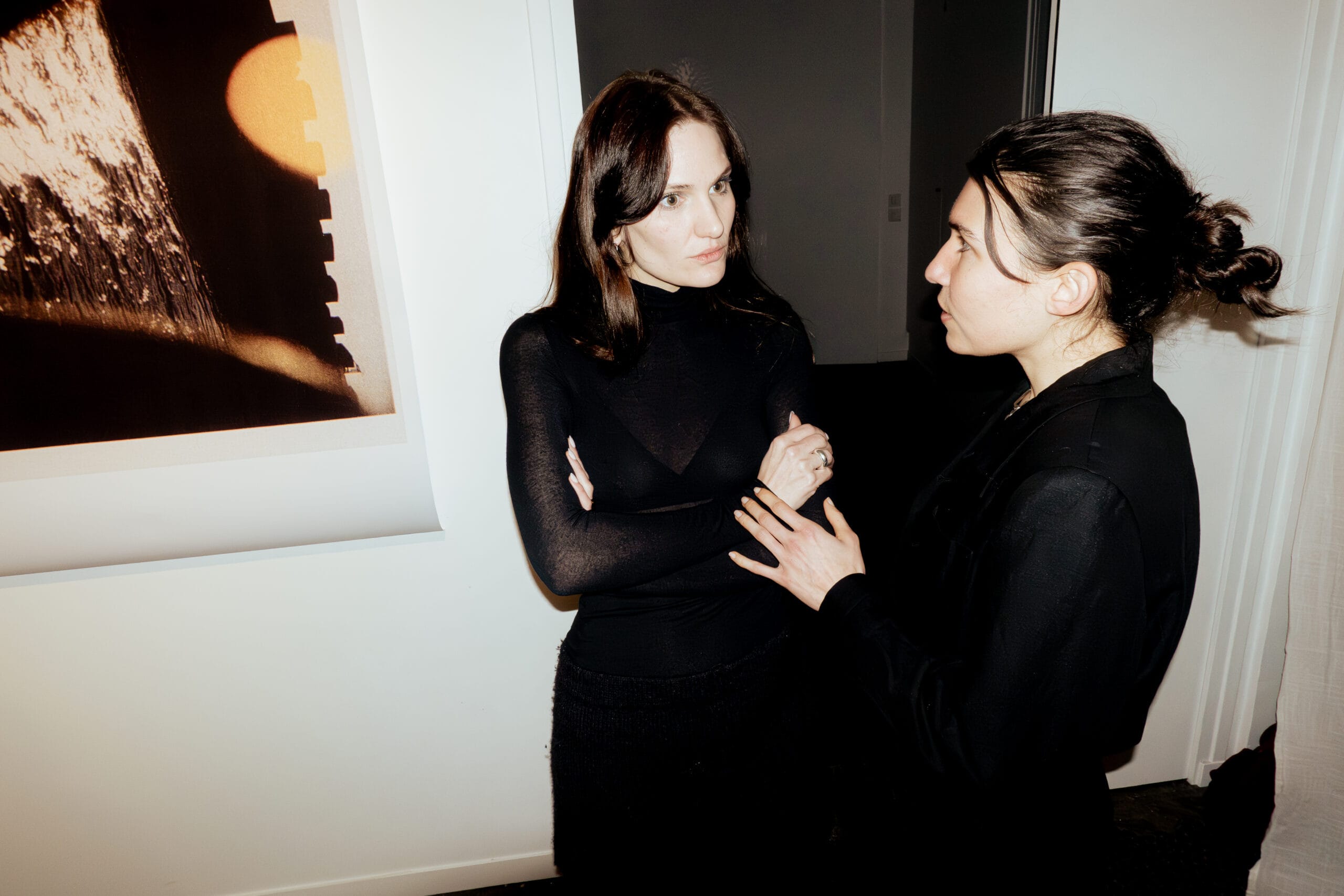 deux femmes avec bijoux en argent et or labelisé fairmined