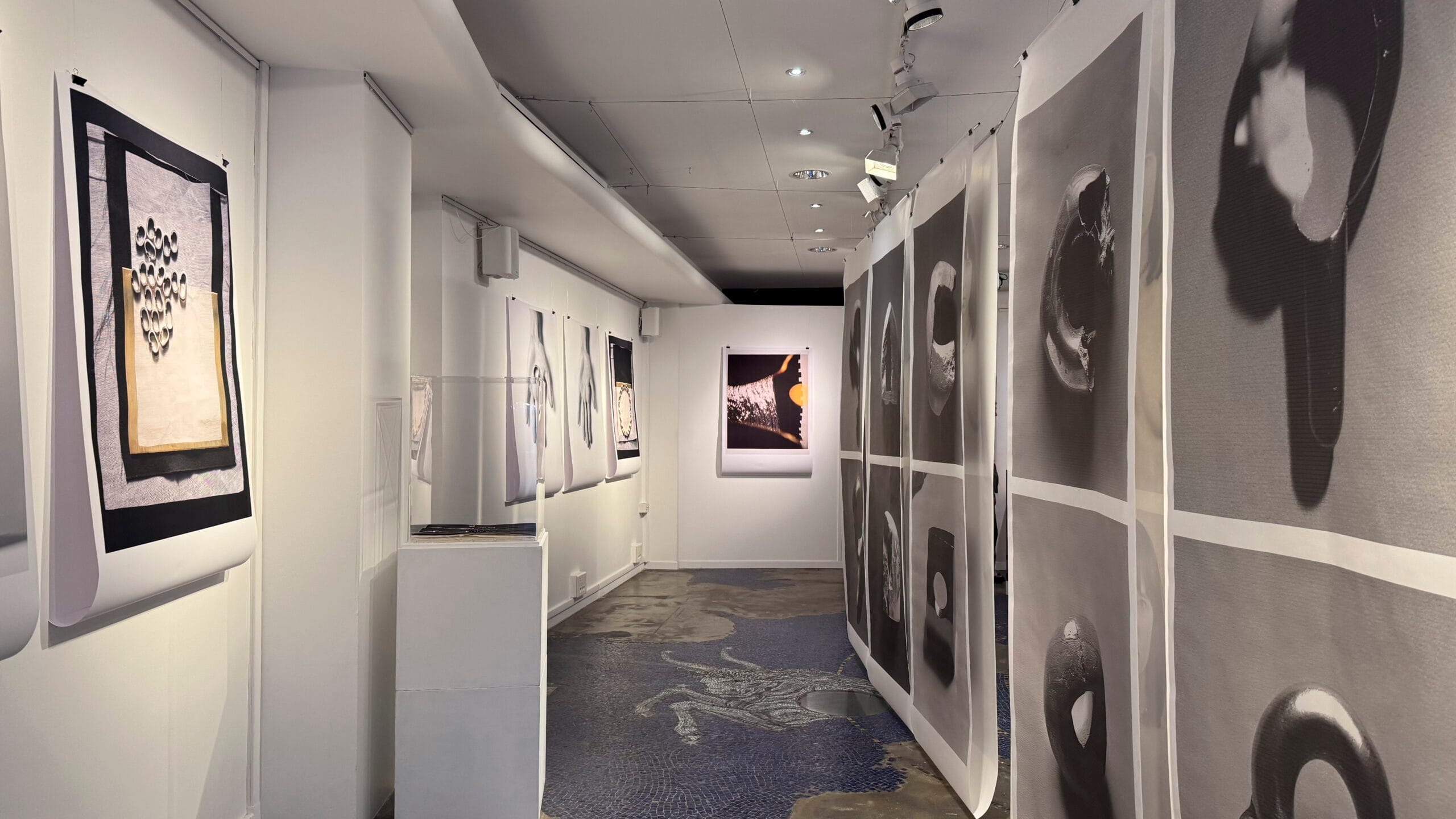 deux femmes avec bijoux en argent et or labelisé fairmined