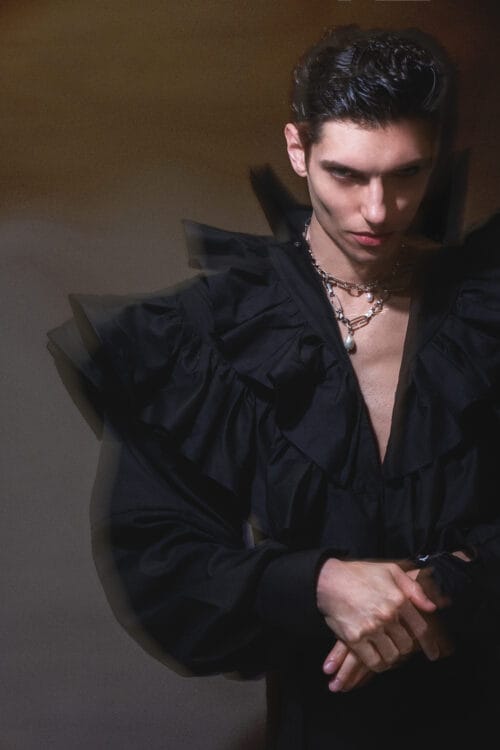 Homme de face avec collier modulable en or et en argent