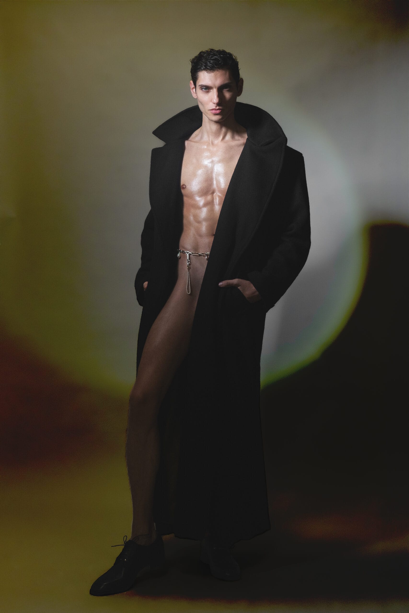 Homme de face avec ceinture modulable en or et en argent