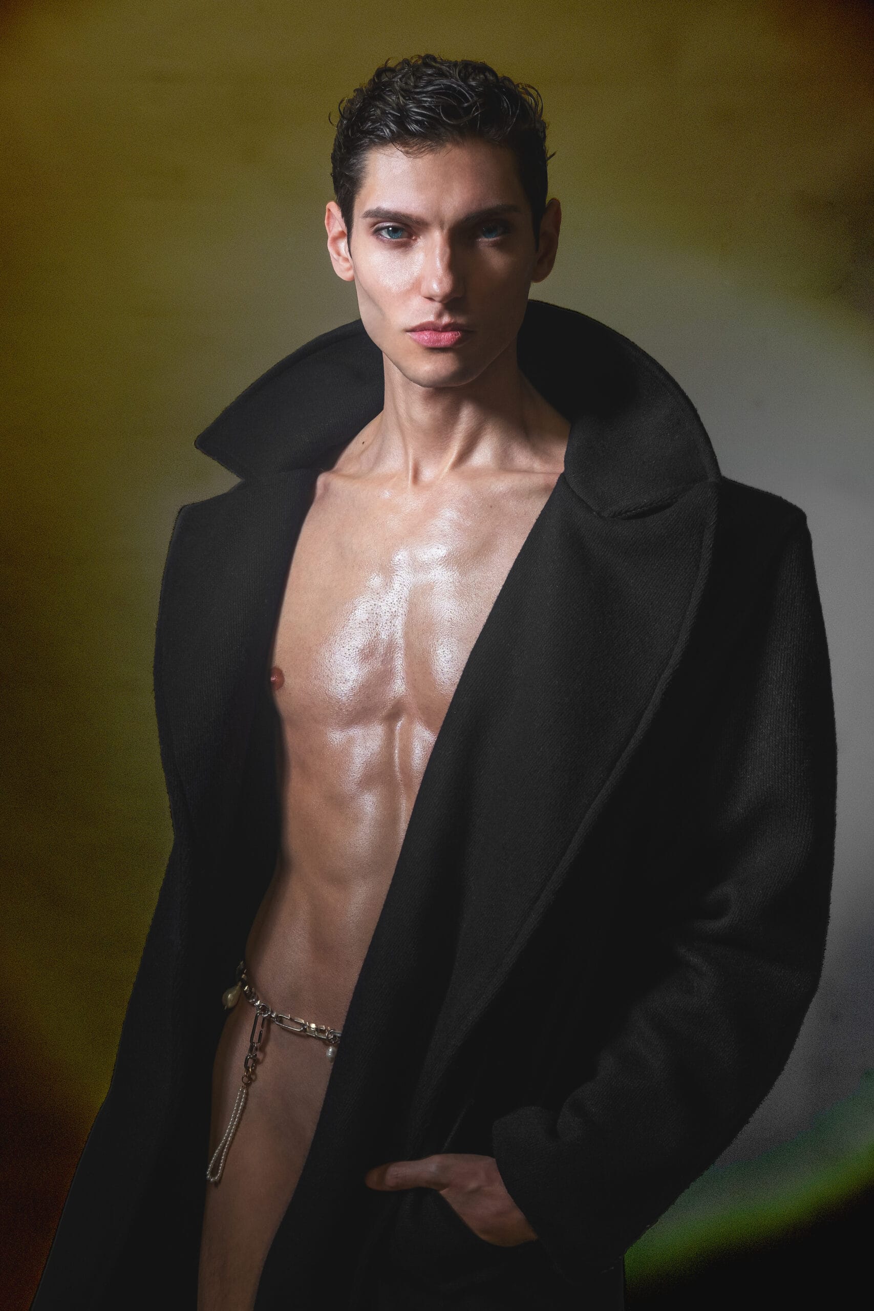 femme de face avec bijoux mona margaux en argent fairmined