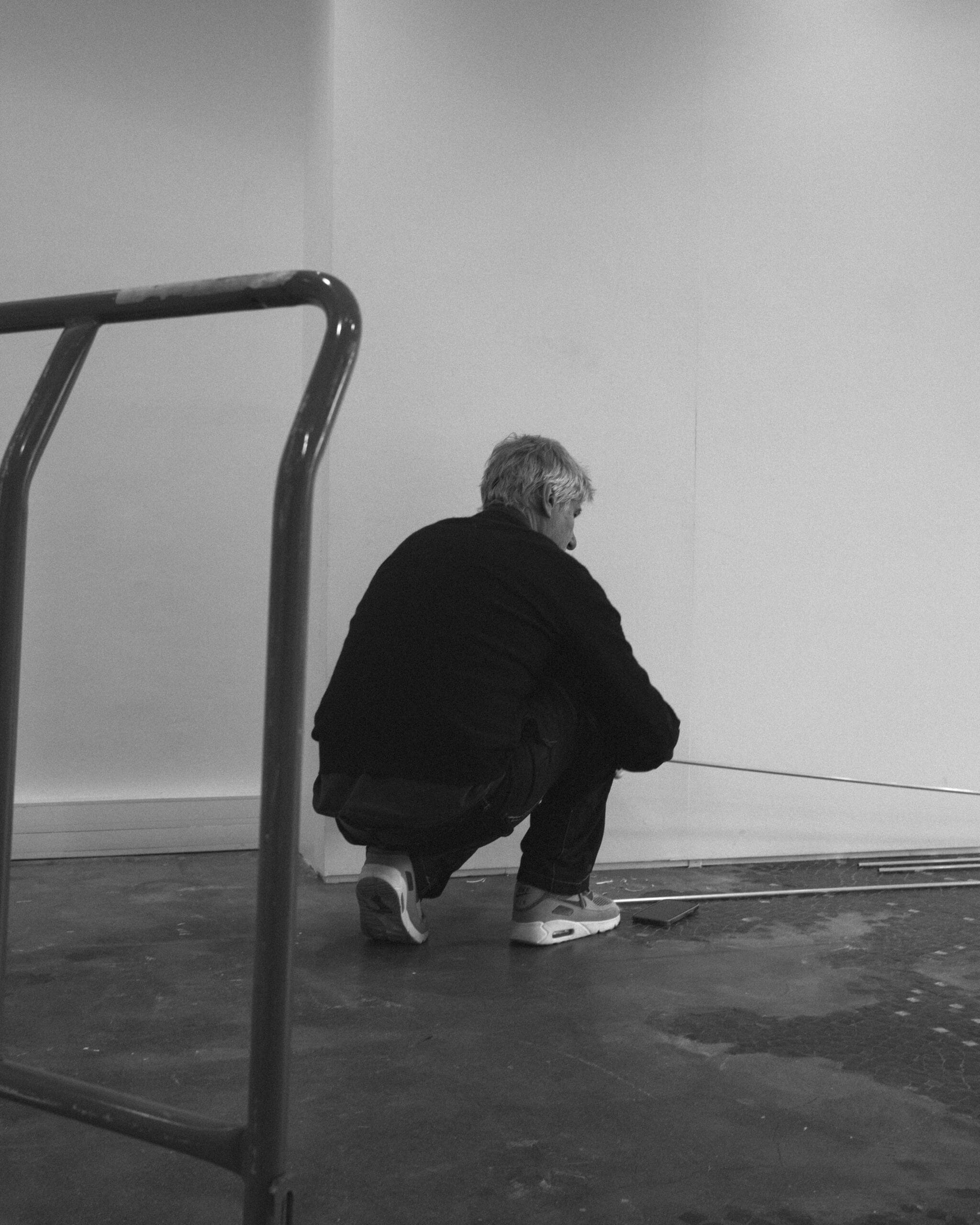 Homme de face avec ceinture modulable en or et en argent