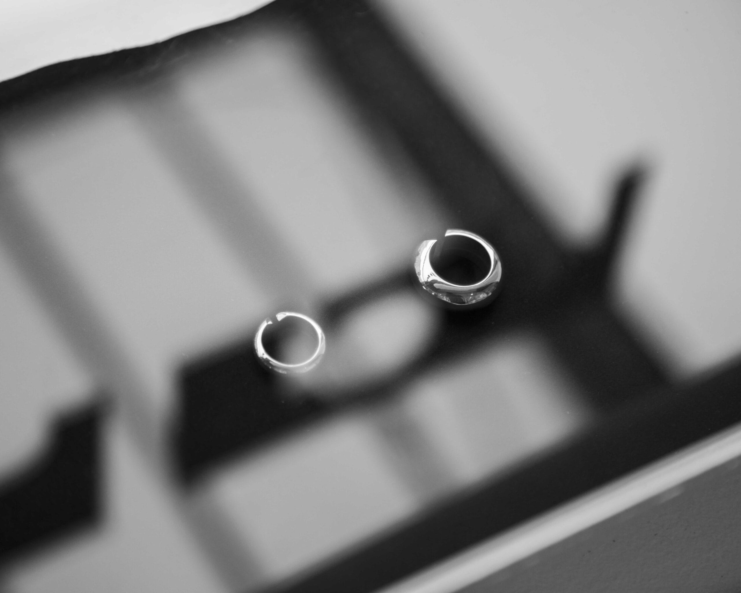 deux femmes avec bijoux en argent et or labelisé fairmined