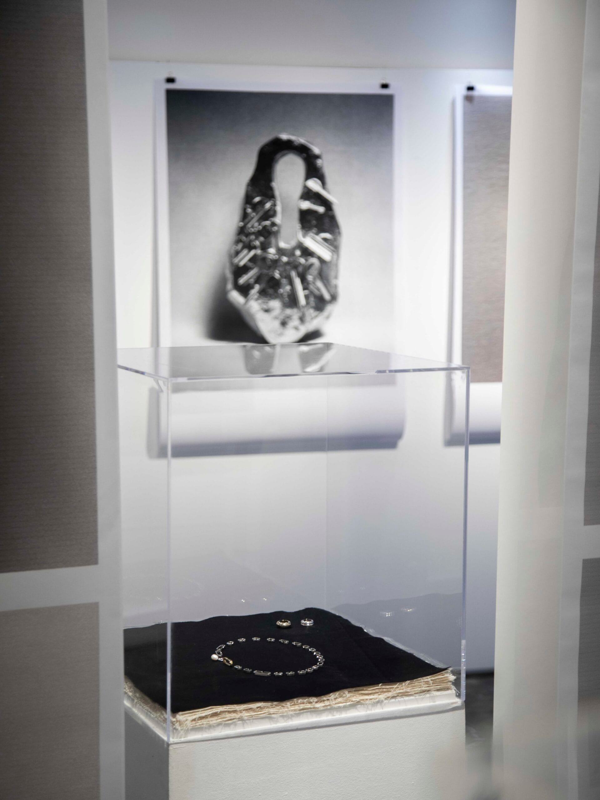 femme de face avec bijoux mona margaux en argent fairmined