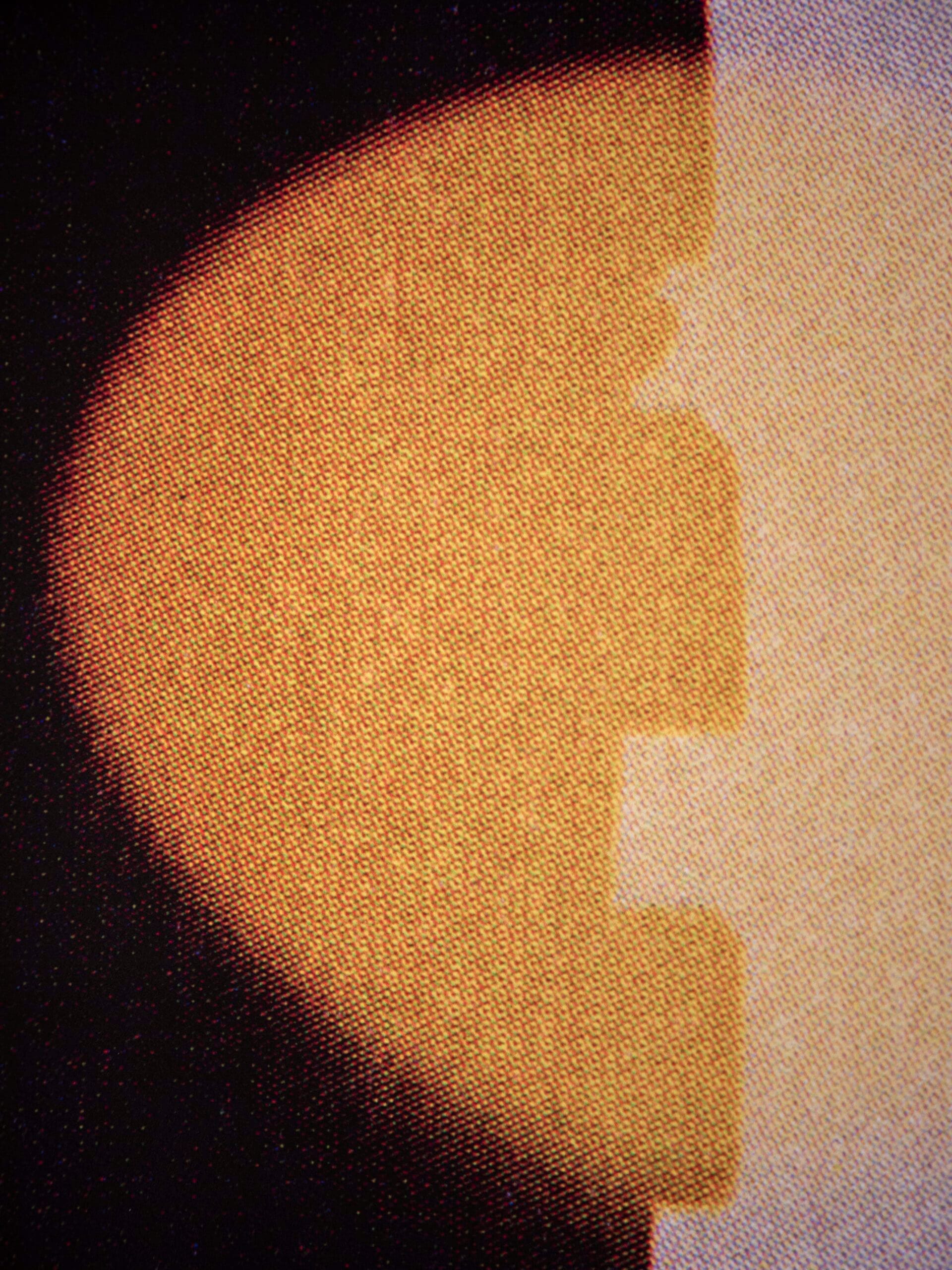 Homme de face avec ceinture modulable en or et en argent