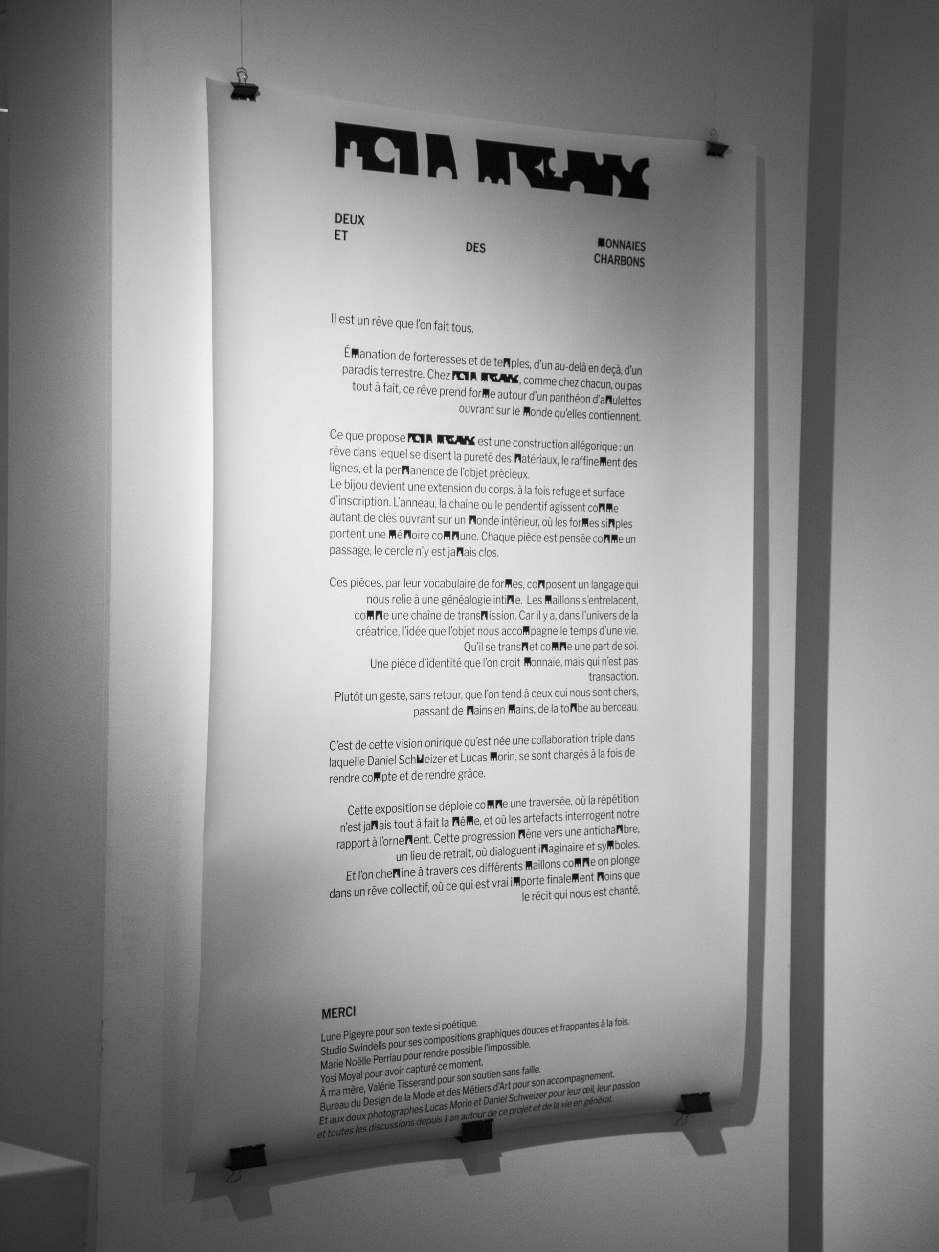 Homme de face avec ceinture modulable en or et en argent