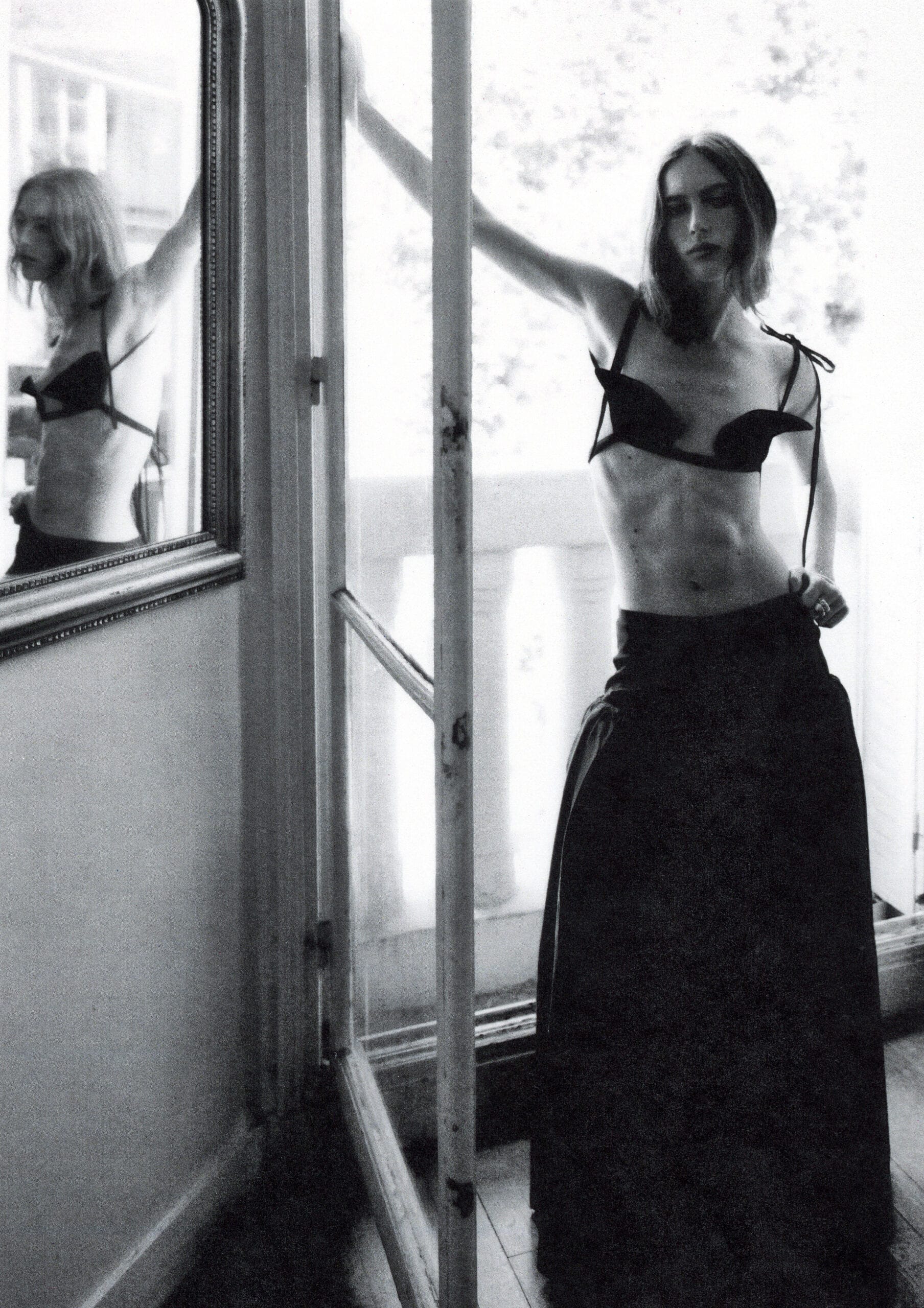 main de femme de profil portant le bracelet en maille mona margaux