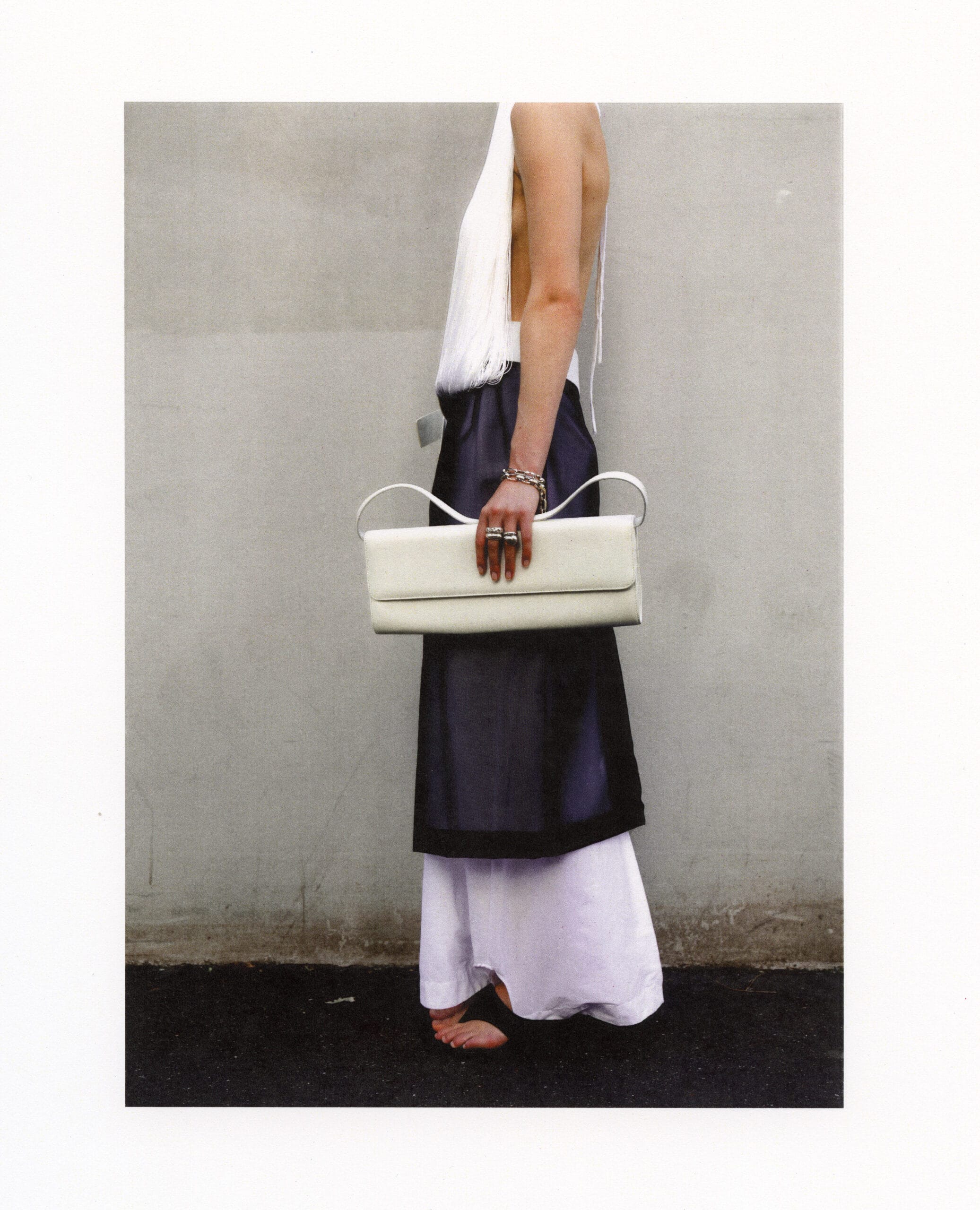 main de femme de profil portat le bracelet en maille mona margaux 