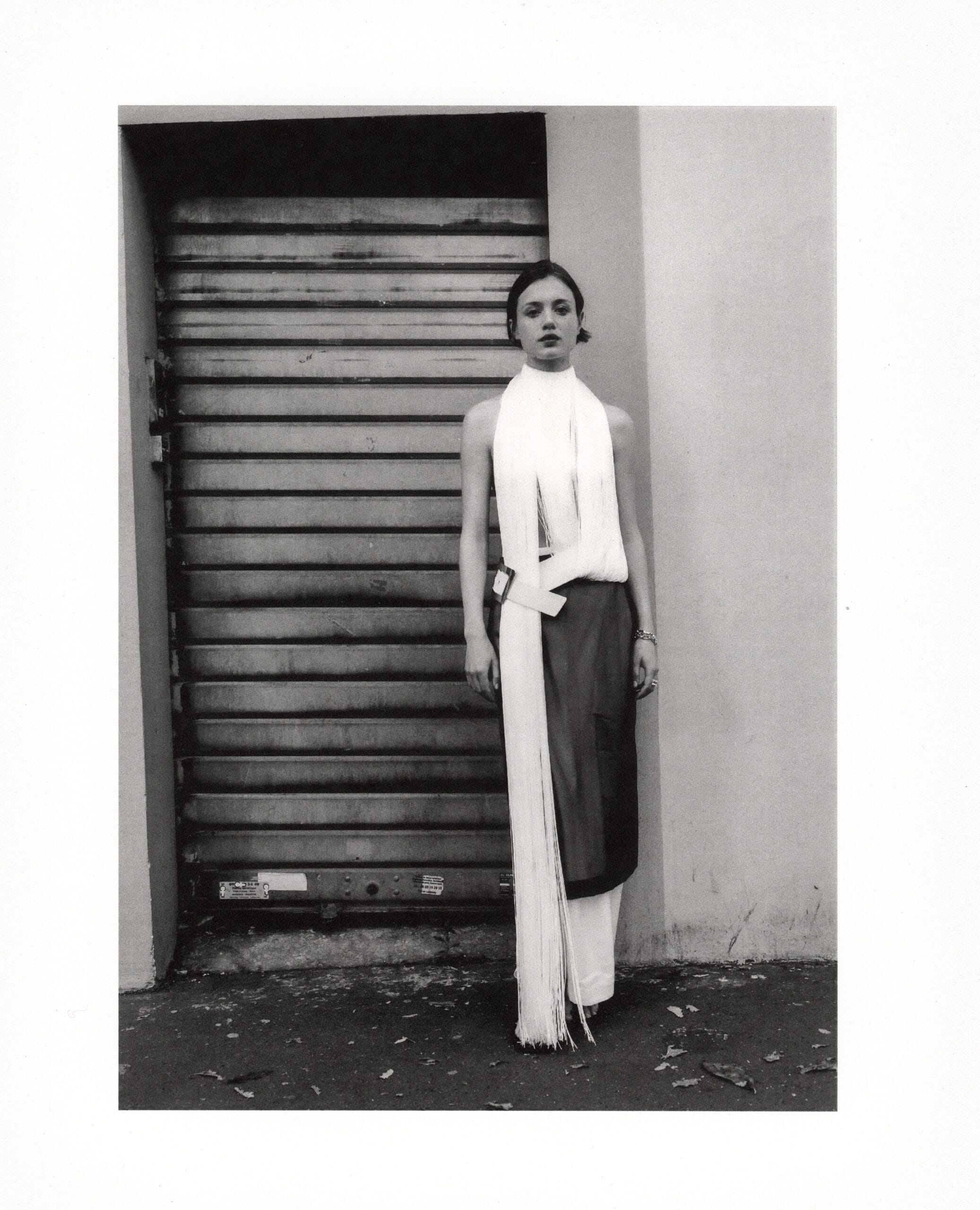 main de femme de profil portant le bracelet en maille mona margaux