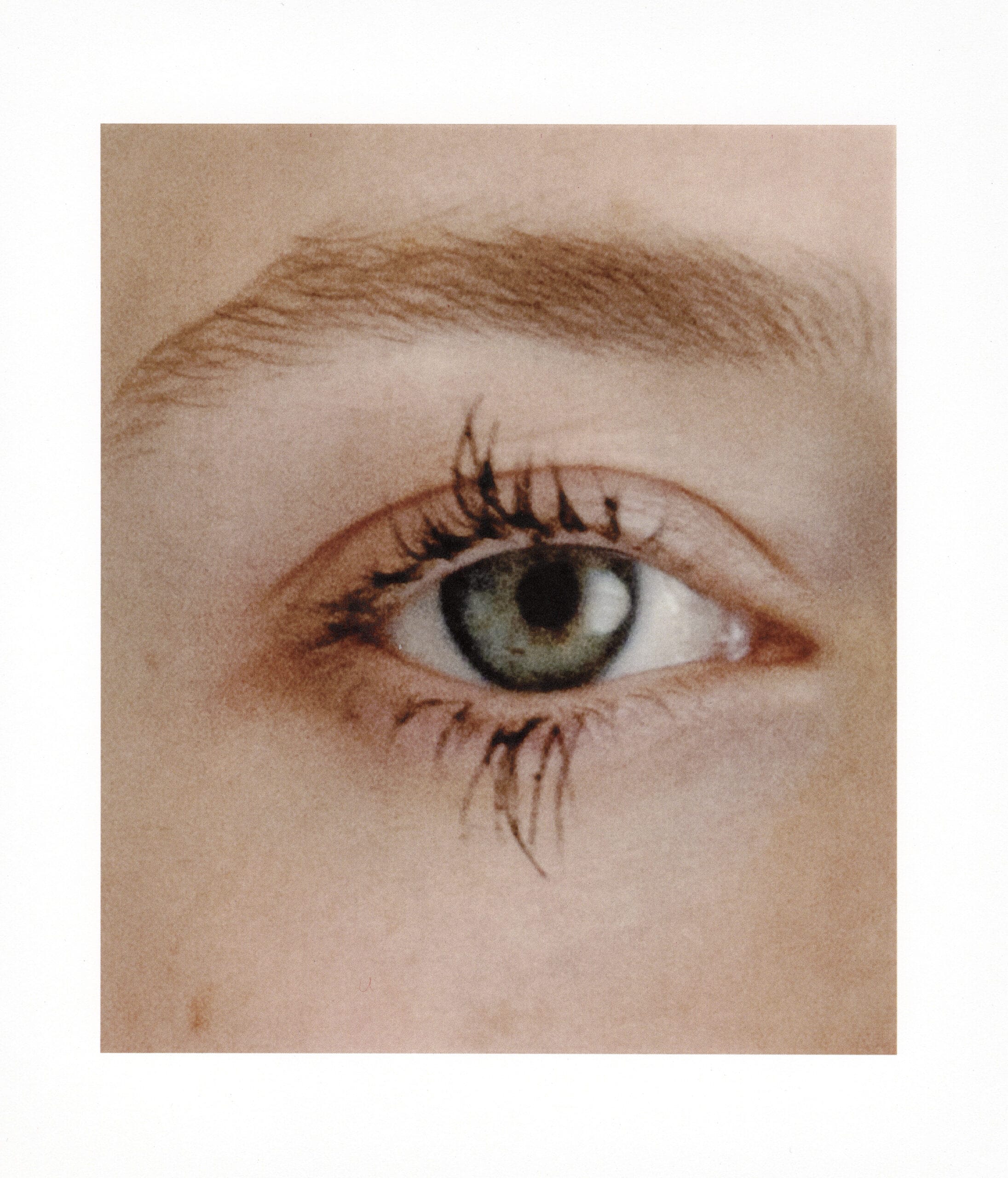 main de femme de profil portant le bracelet en maille mona margaux