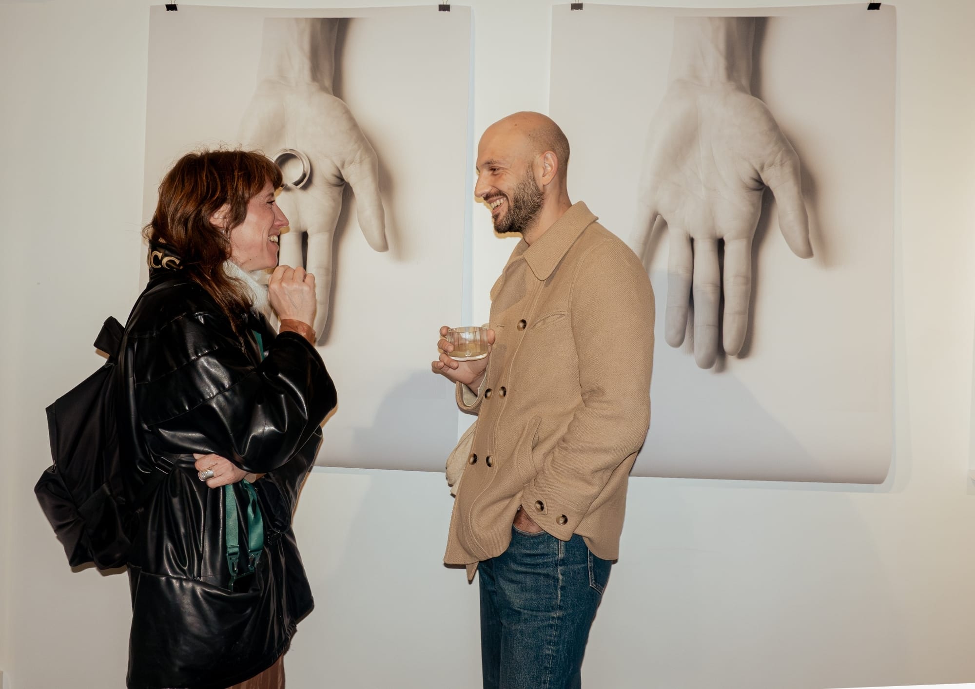 deux femmes avec bijoux en argent et or labelisé fairmined