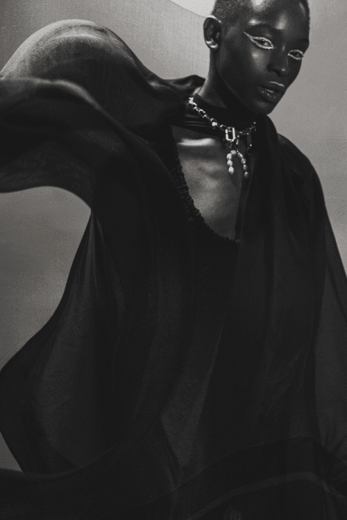 femme en mouvement avec un collier composé de mailles en argent ethique fairmined