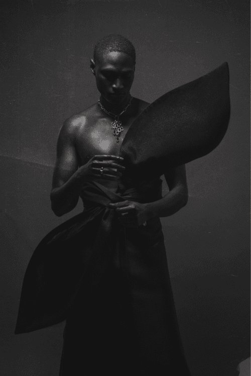 homme de face avec un collier composé de mailles en argent ethique fairmined