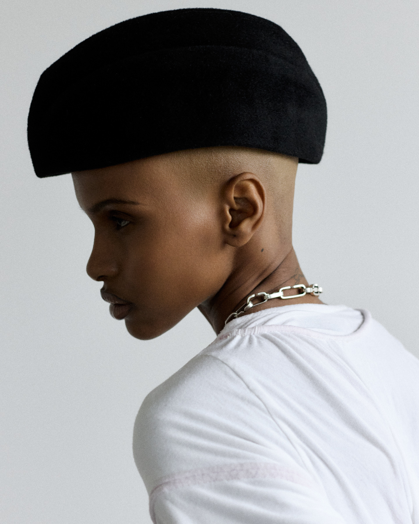 Homme de face avec ceinture modulable en or et en argent