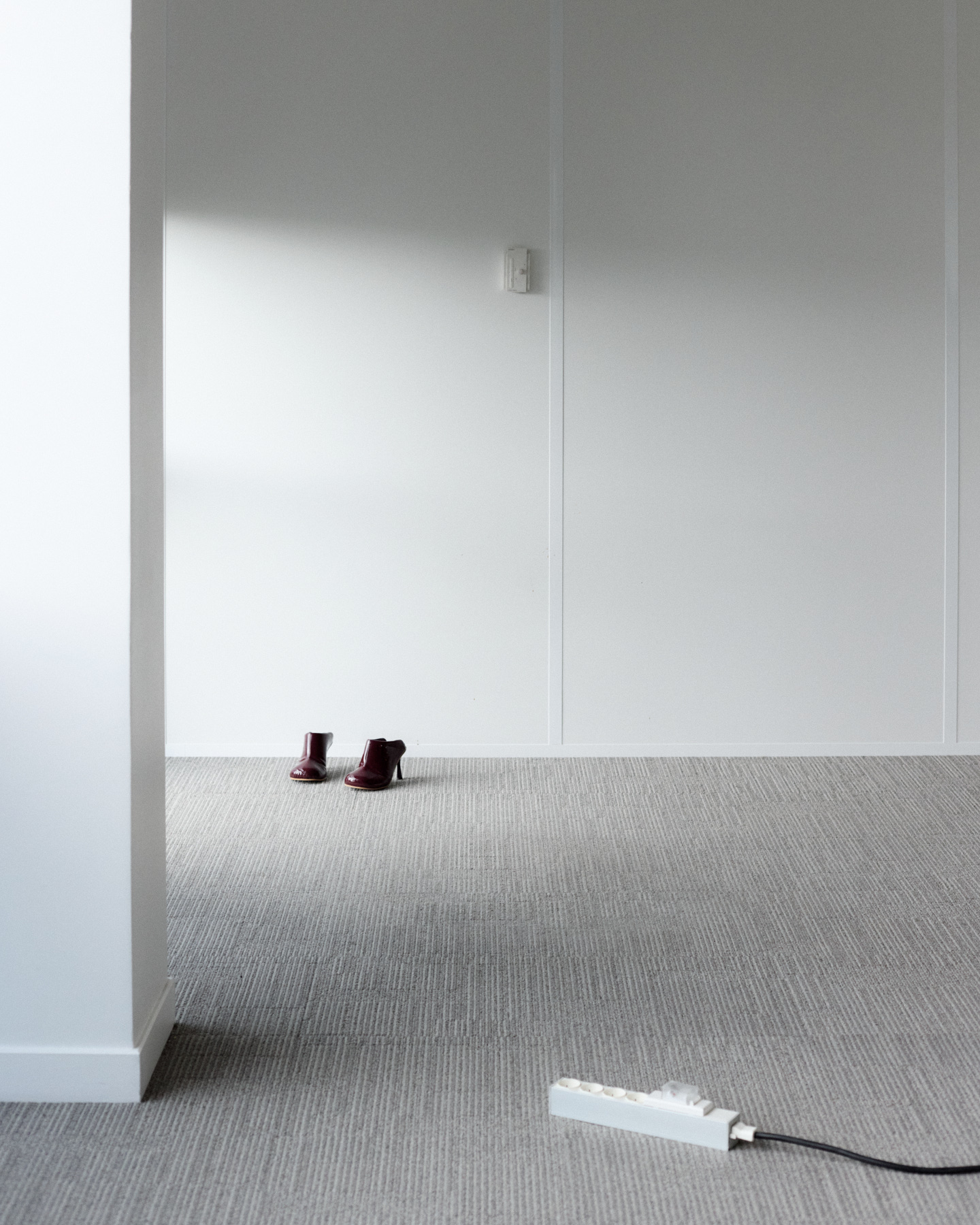 Homme de face avec ceinture modulable en or et en argent