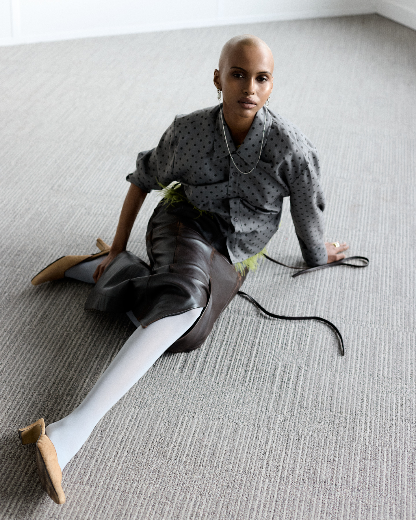 femme de face avec bijoux mona margaux en argent fairmined