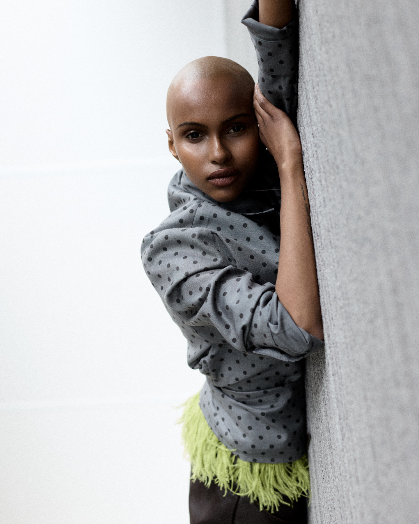 Homme de face avec ceinture modulable en or et en argent