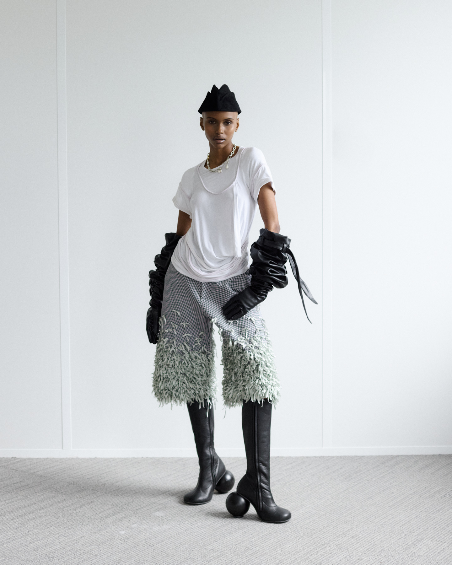 femme de face avec bijoux mona margaux en argent fairmined